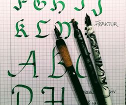 gamla stilar med "riktiga" kalligrafipennor